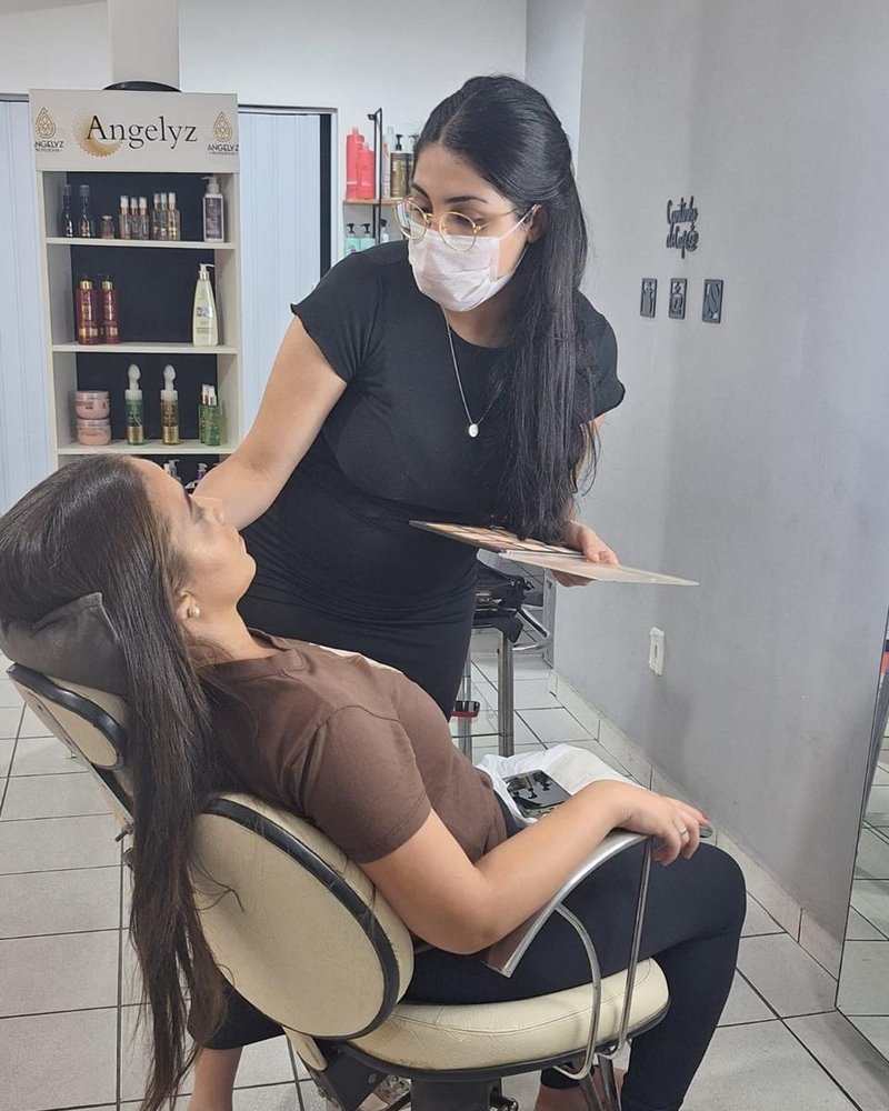 Maria Eduarda Lima maquiando uma cliente