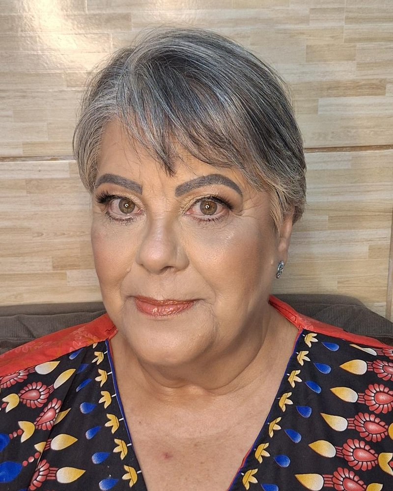 Maquiagem leve e elegante para pele madura em cliente de cabelo grisalho, por Maria Eduarda Lima