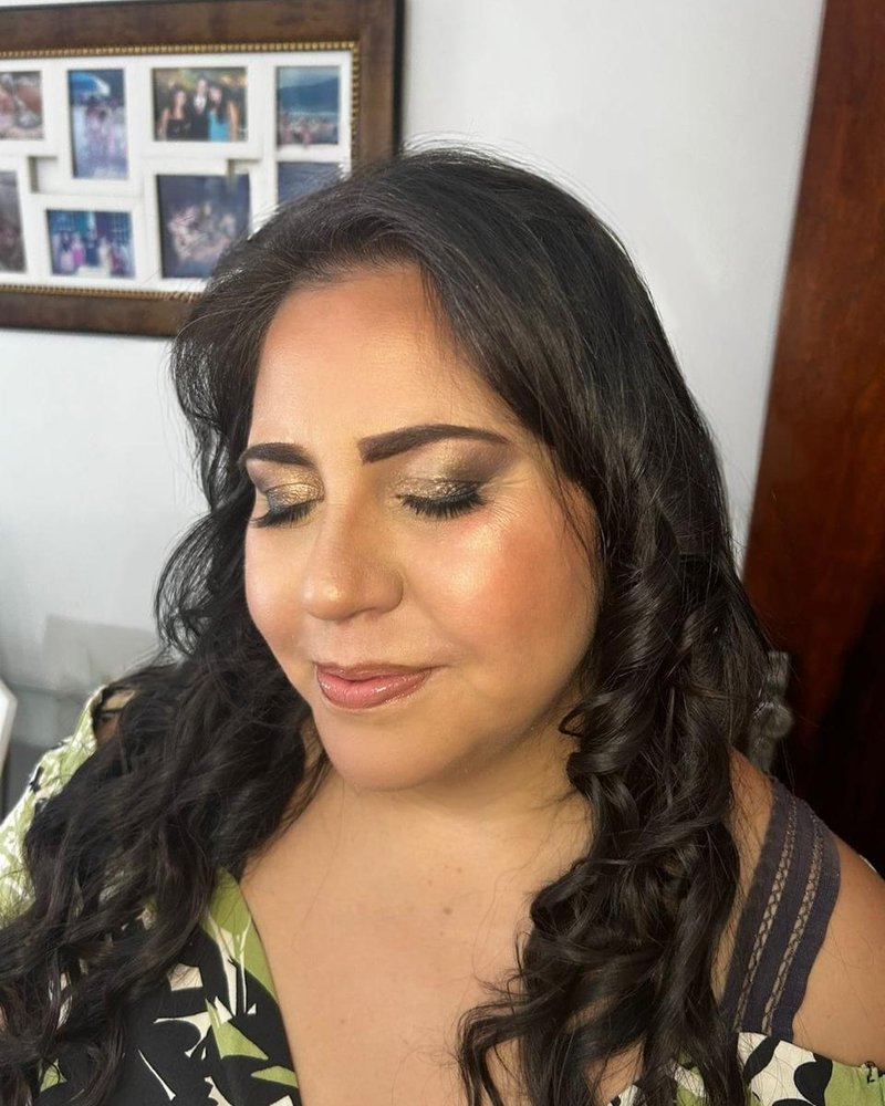 Maquiagem glamourosa com pele iluminada em cliente de cabelo ondulado, por Maria Eduarda Lima